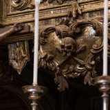 Ma naturalmente anche l�interno rivela numerosi simboli che richiamano la morte. Come il teschio posto in uno stemma dorato e intarsiato al centro della cantoria...